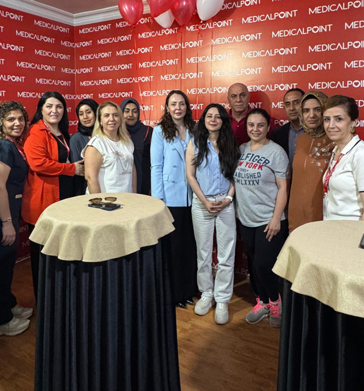Batman Medical Point Hastanesi’nden Anneler Günü’ne Özel Anlamlı Kutlama Annelerin Gücü ve Fedakârlığı Etkinlikte Onurlandırıldı